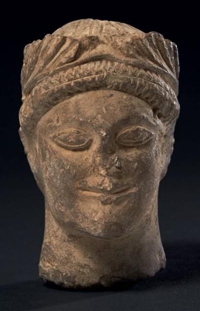 TÊTE CHYPRIOTE. Tête de statue représentant...