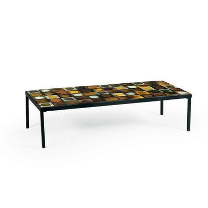 ROGER CAPRON (1920-2006)
Table basse à décors...