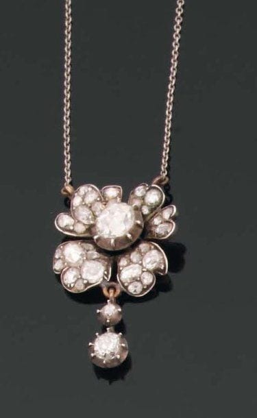 PENDENTIF en forme d'églantine pavé de diamants...
