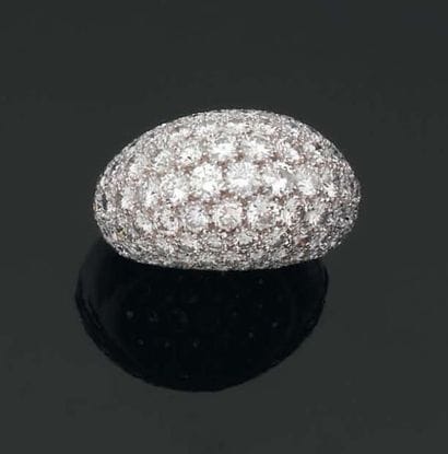 BAGUE jonc richement pavée de diamants brillantés....