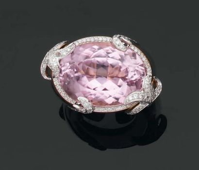BAGUE chevalière de dame ornée d'une grande...