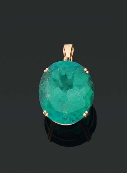 PENDENTIF orné d'un importante émeraude ovale...