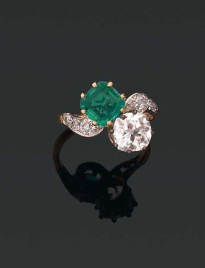 BAGUE croisée ornée d'un diamant coussin...