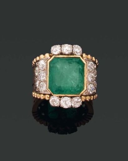 BAGUE chevalière de dame ornée d'une émeraude...