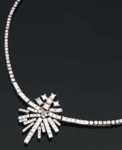 COLLIER draperie orné au centre d'un motif...