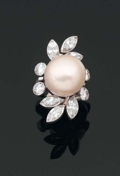 Originale BAGUE à décor floral stylisé ornée...