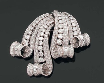 Grande broche double clip représentant un...