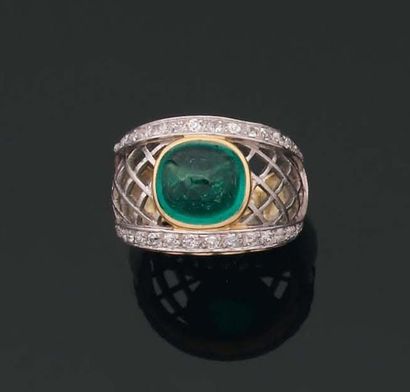 BAGUE chevalière de dame ornée d'un cabochon...