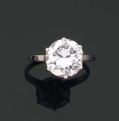 BAGUE ornée d'un diamant brillanté monté...