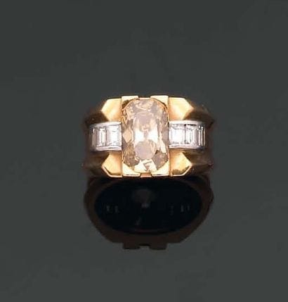 BAGUE chevalière de dame ornée d'un diamant...