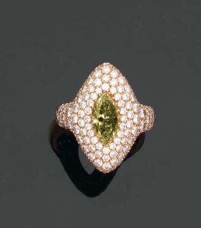 BAGUE ornée d'un diamant navette fancy colour...