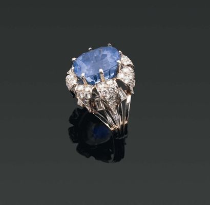 Importante BAGUE en forme de fleur de lotus...