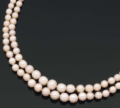 COLLIER deux rangs de soixante-neuf et soixante...