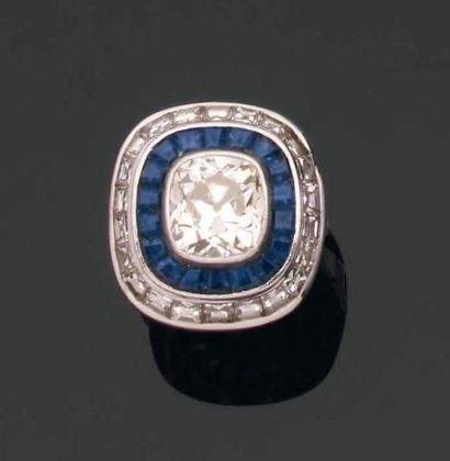 BAGUE dôme ornée d'un diamant coussin en...