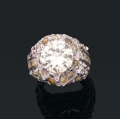 IMPORTANTE BAGUE dôme ornée d'un diamant...