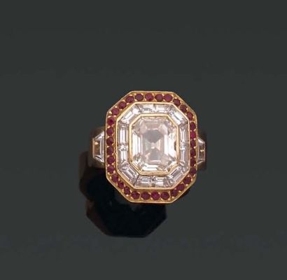 BAGUE ornée d'un diamant rectangulaire taillé...