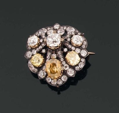 RARE BROCHE en forme de palmette richement...