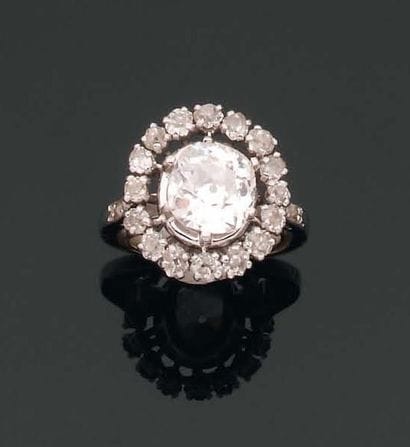 BAGUE marguerite ornée d'un diamant coussin...