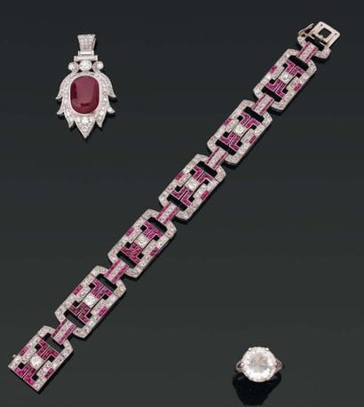 BRACELET ruban articulé composé de six maillons...