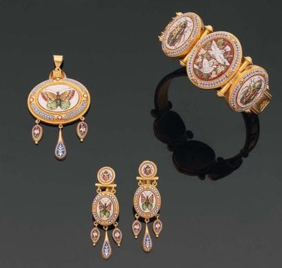 PARURE de micromosaïques et or à décor de...