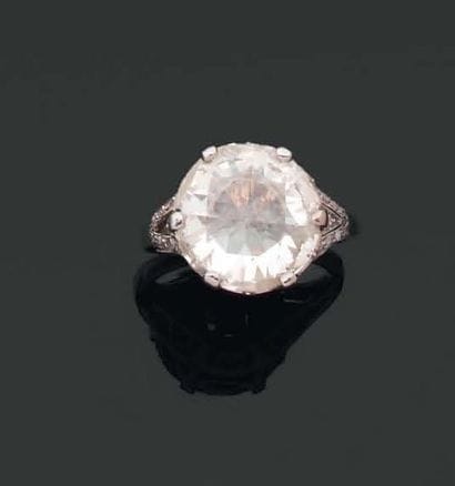BAGUE ornée d'un diamant brillanté monté...