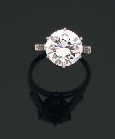 BAGUE ornée d'un diamant brillanté monté...