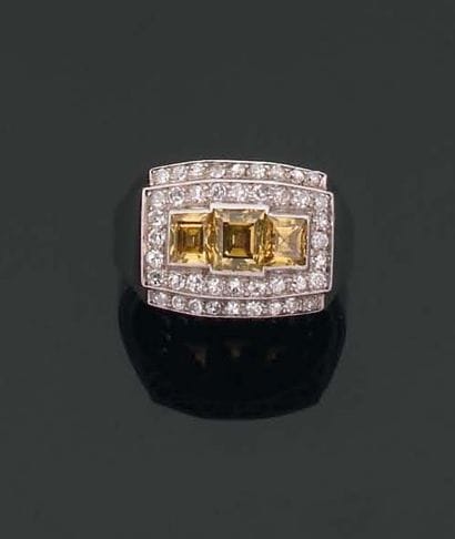 BAGUE chevalière de dame ornée de trois diamants...