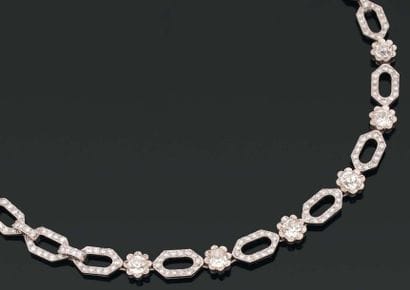 COLLIER composé d'une chaîne à maillons losangiques...