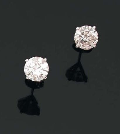 PAIRE DE CLOUS D'OREILLES ornés de diamants...