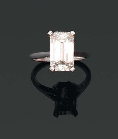 BAGUE ornée d'un diamant rectangulaire monté...