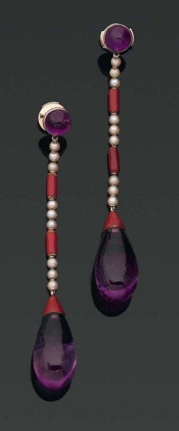 PAIRE DE PENDANTS D'OREILLES ornés d'améthystes....