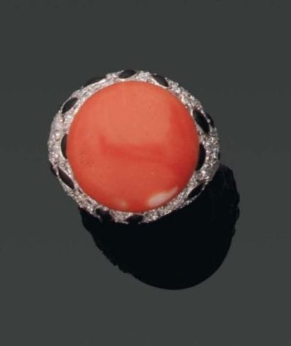 BAGUE boule ornée d'un cabochon de corail...