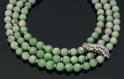 COLLIER de trois rangs de boules de jade...