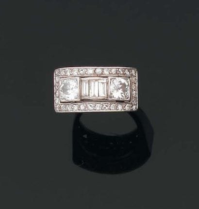 BAGUE chevalière de dame à pont pavé de diamants...