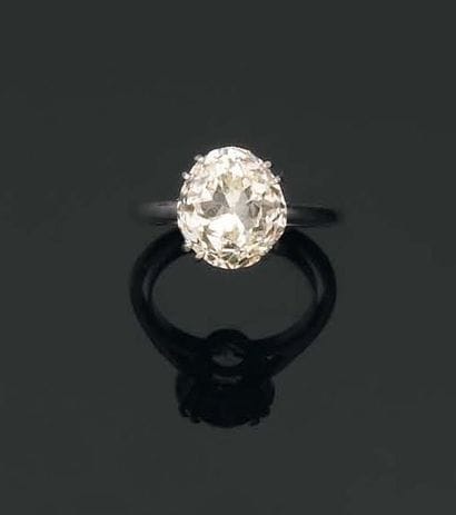 CHAUMET. BAGUE ornée d'un diamant de forme...