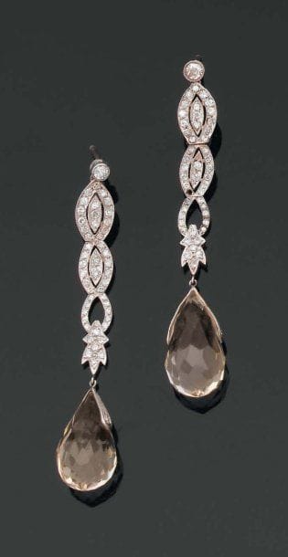 PAIRE DE PENDANTS d'oreilles ornés de citrines...