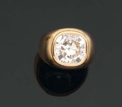 BAGUE ornée d'un diamant coussin en sertissure....