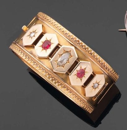 BRACELET rigide ouvrant en or 14 kts. Au...