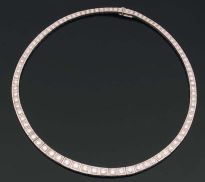 COLLIER rivière composé de quatre-vingt dix...