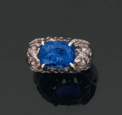 BAGUE chevalière de dame ornée d'un saphir...