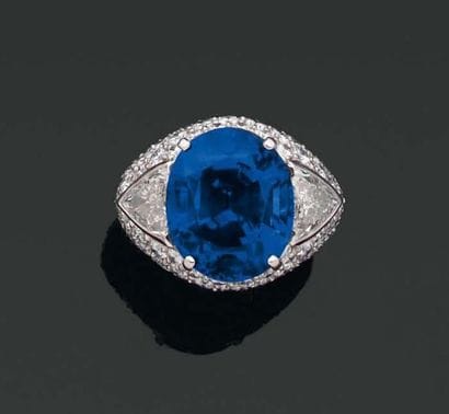 Importante BAGUE dôme ornée d'un saphir ovale...