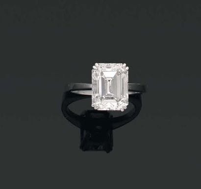 IMPORTANTE BAGUE ornée d'un diamant rectangulaire...