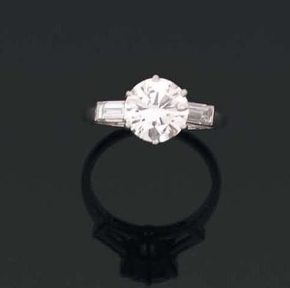 BAGUE ornée d'un diamant brillanté monté...