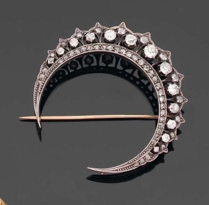 BROCHE croissant ornée d'une ligne de diamants...