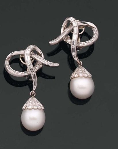 PAIRE DE CLIPS d'oreilles formées d'un grand...