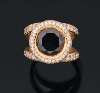 BAGUE ornée d'un diamant noir brillanté dans...