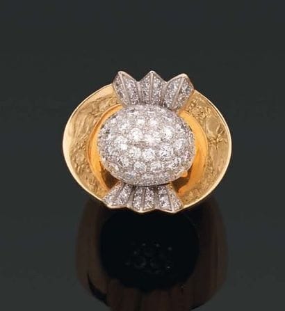 CHAUMET. Années 1945. Importante BAGUE boule...