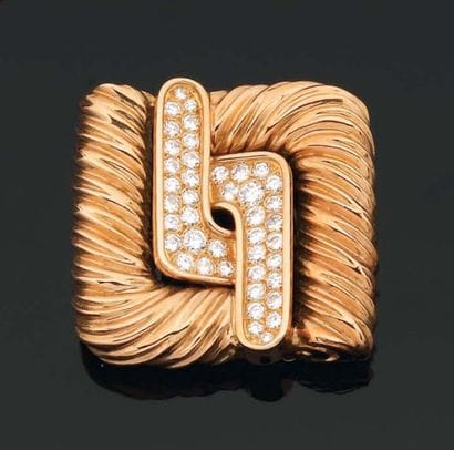VAN CLEEF & ARPELS. Années 1970. CLIP carré...
