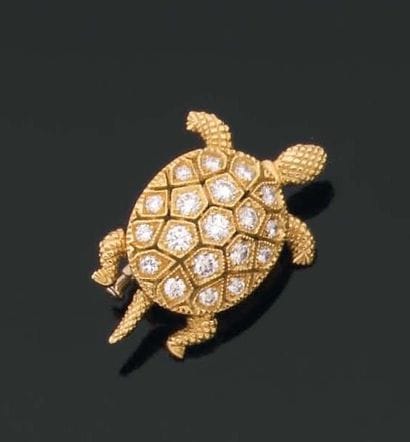 BOUCHERON. Années 1990. BROCHE tortue pavée...
