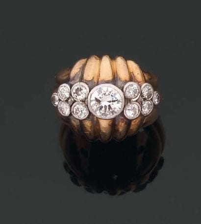 BAGUE jonc à godrons orné d'un diamant brillanté...
